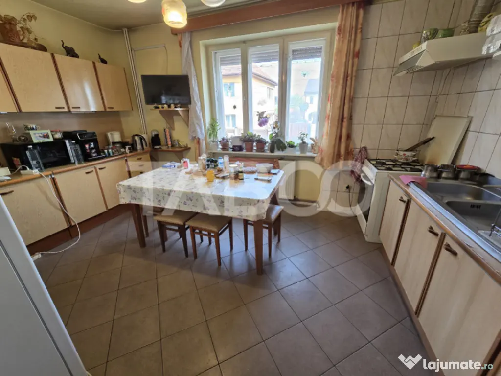 Casa individuala de vanzare teren 972 mp 2 garaje zona Sub A