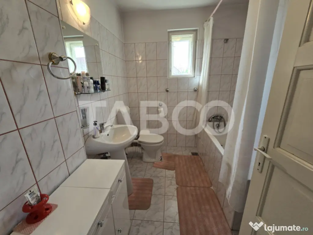 Casa individuala de vanzare teren 972 mp 2 garaje zona Sub A