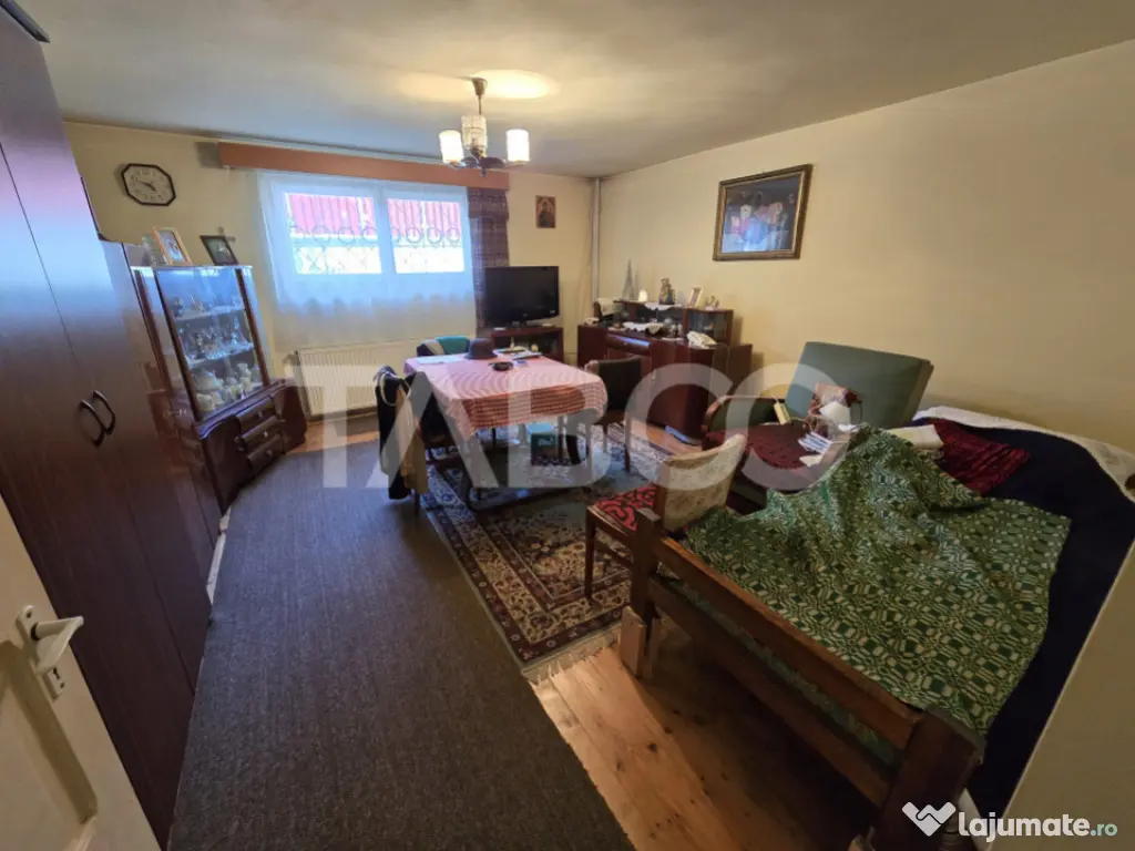 Casa individuala de vanzare teren 972 mp 2 garaje zona Sub A