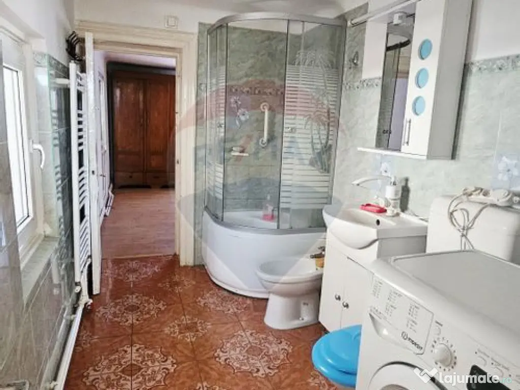 Apartament cu 3 camere de vânzare în zona Central 