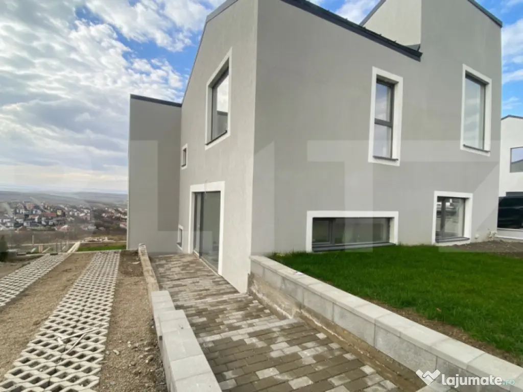 Casa pe calcan cu priveliste superba si compartimentare deos