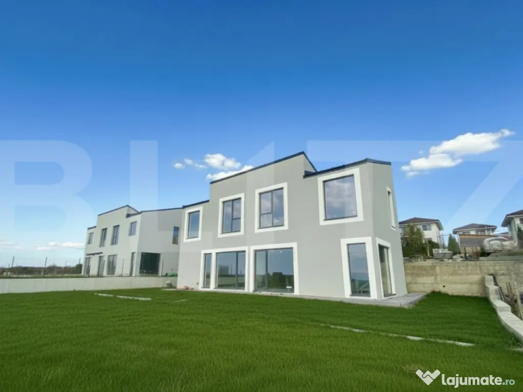 Casa pe calcan cu priveliste deschisa si compartimentare deo