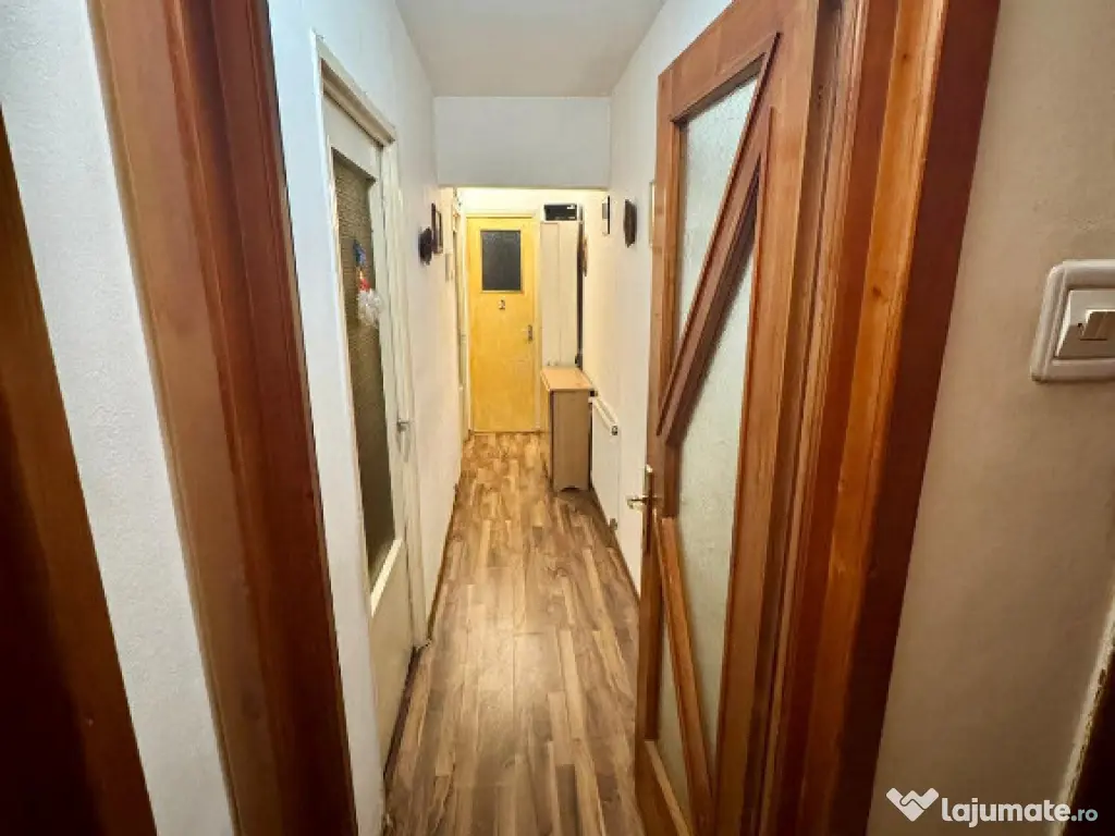 Apartament de 3 camere zona TRACTORUL 