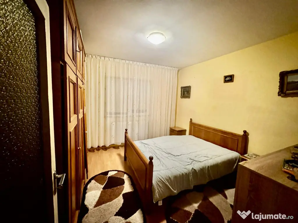 Apartament de 3 camere zona TRACTORUL 