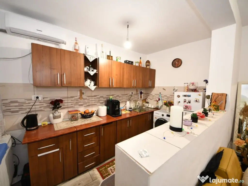 De vanzare casa cu 3 apartamente + anexa 75 mp, Comision 0% 