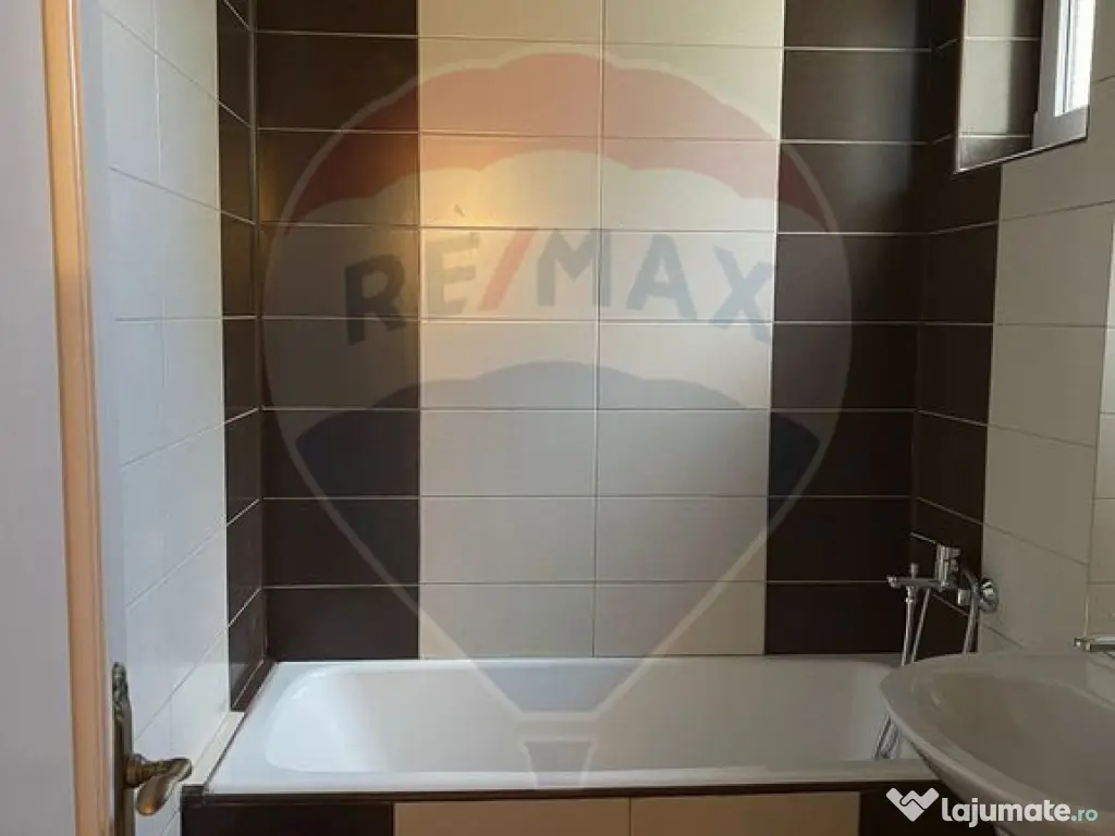 Apartament cu 3 camere de închiriat în zona Rovine