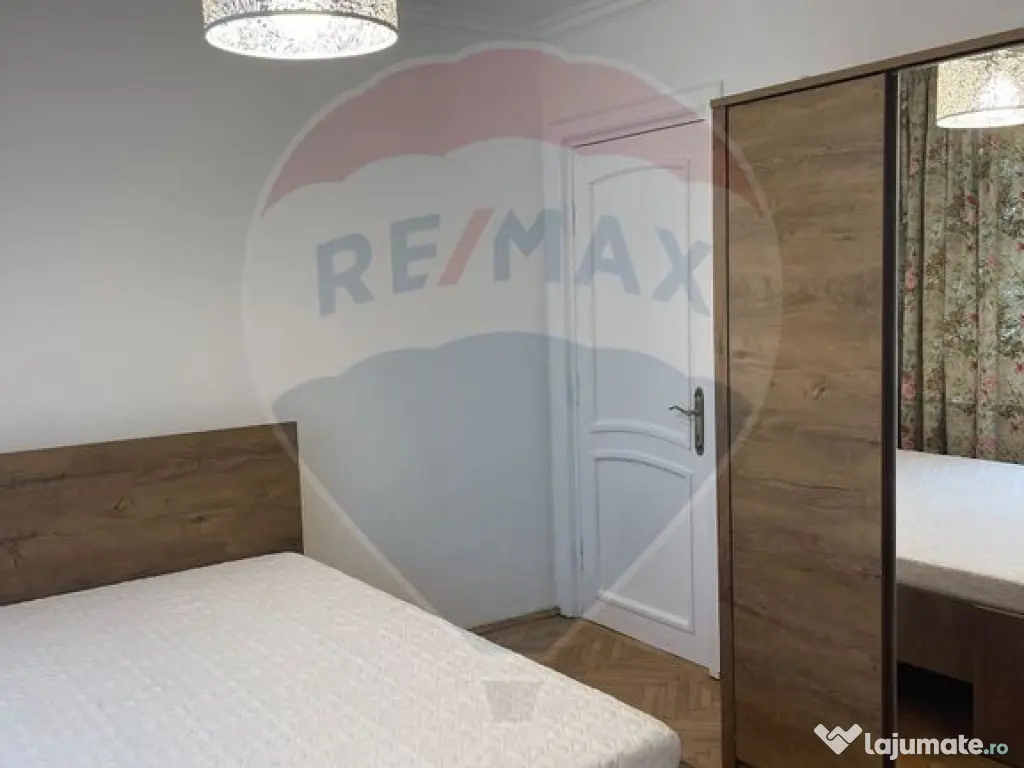 Apartament cu 3 camere de închiriat în zona Rovine