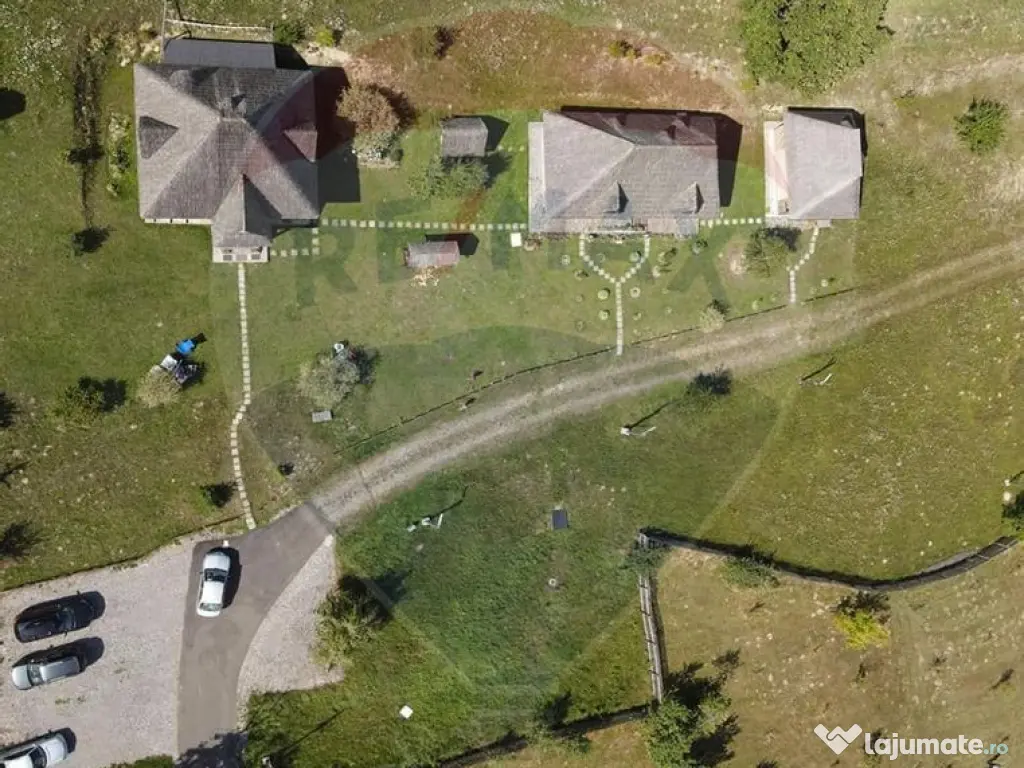 Vanzare 3 case de vacanta si 15750 mp teren, Botiza, Mara... 