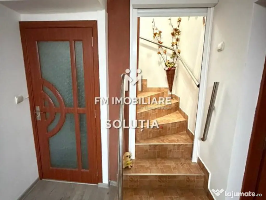 Casă spațioasă P+1 - 5 camere - teren 10 ari 