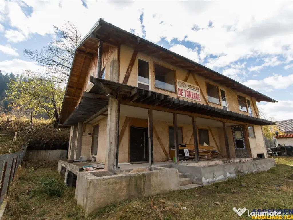 FILM! Constructie rustica tip Casa Verde, cu parau si panora 