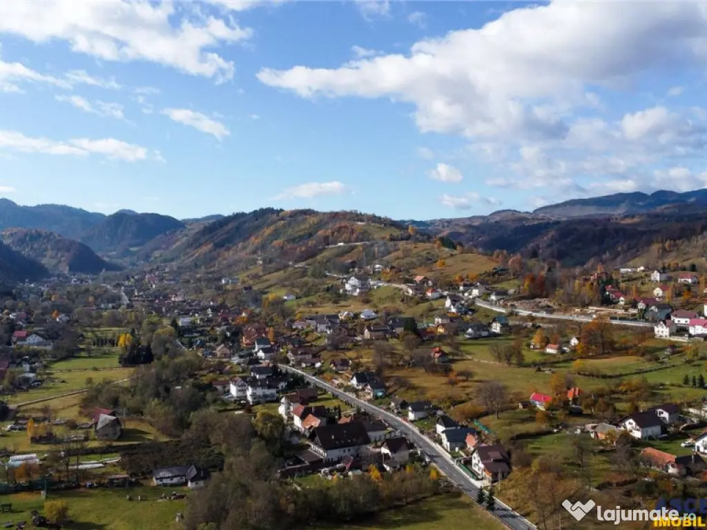 FILM! Constructie rustica tip Casa Verde, cu parau si panora 