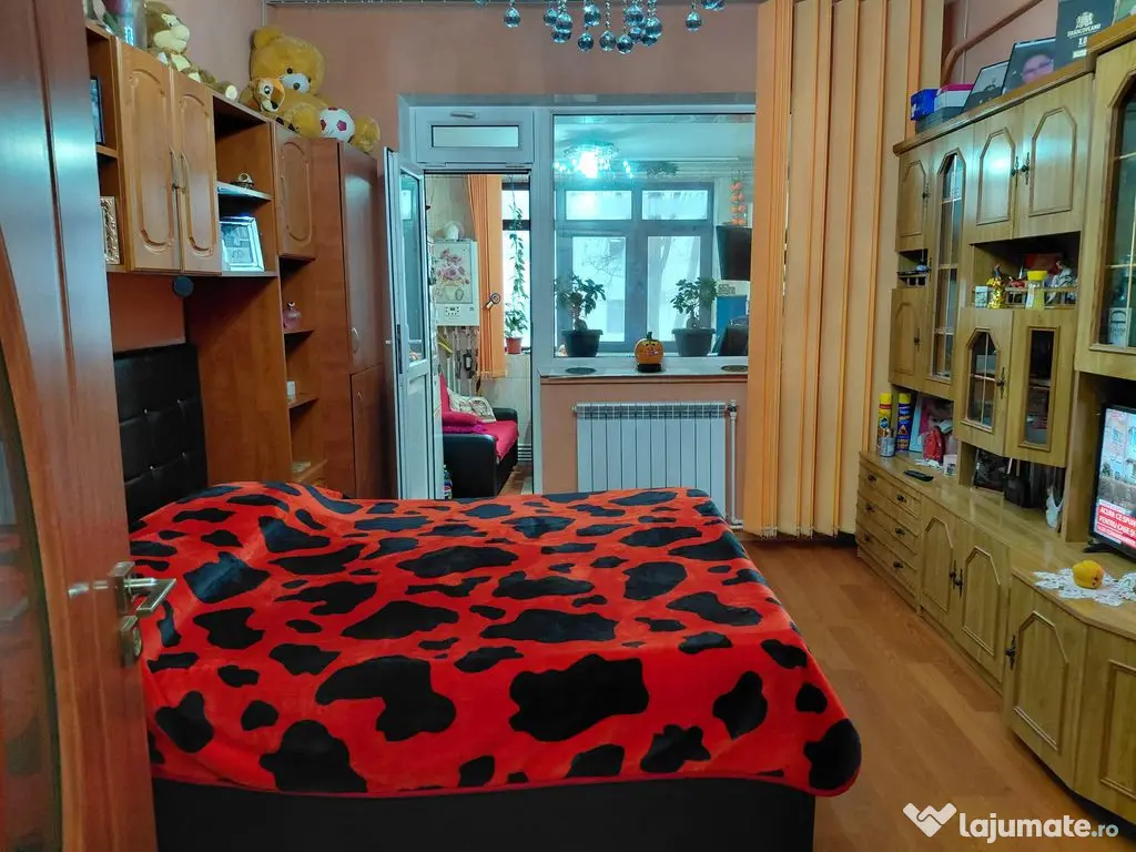 Garsonieră etaj 1, zonă Mall – mobilată și utilată...