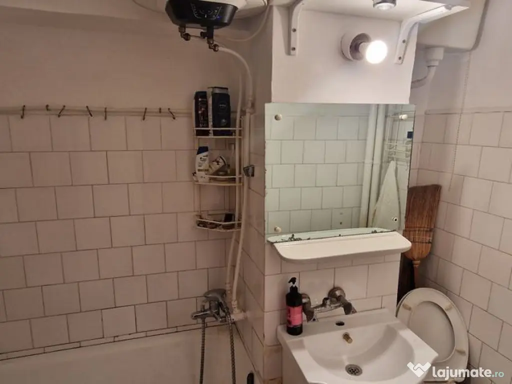 Garsonira decomandata, etaj intermediar, bloc cu lift. 