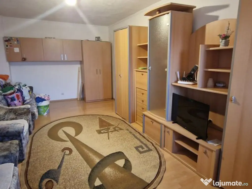 Garsonira decomandata, etaj intermediar, bloc cu lift. 