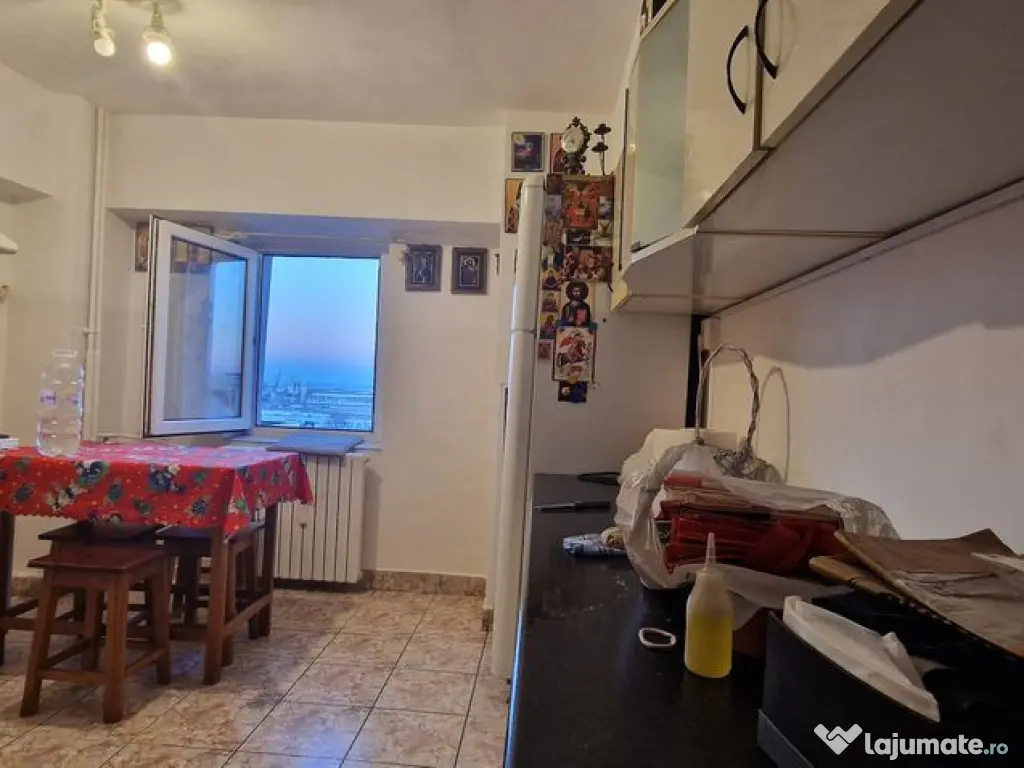 Garsonira decomandata, etaj intermediar, bloc cu lift. 