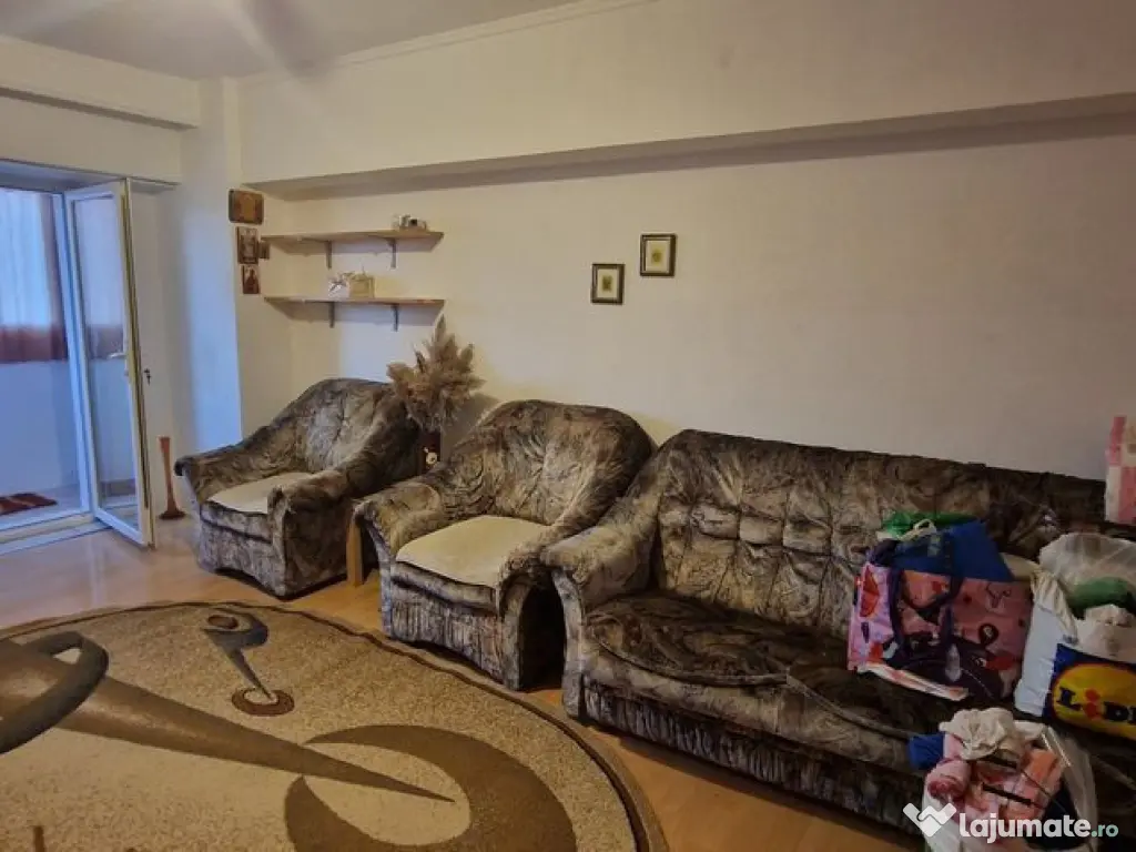 Garsonira decomandata, etaj intermediar, bloc cu lift. 