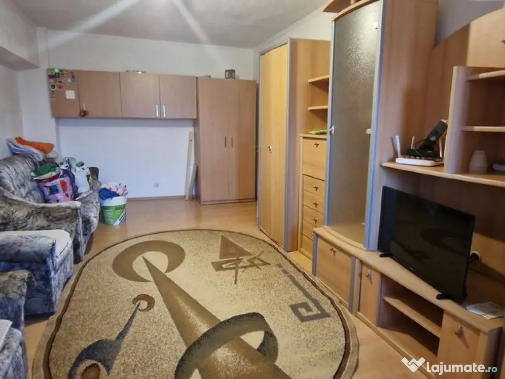 Garsonira decomandata, etaj intermediar, bloc cu lift. 
