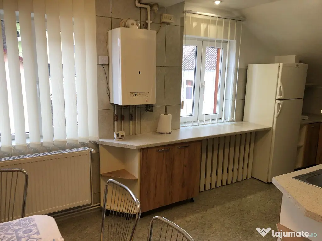 Apartament cu 3 camere, decomandat - zona Centru Civic 