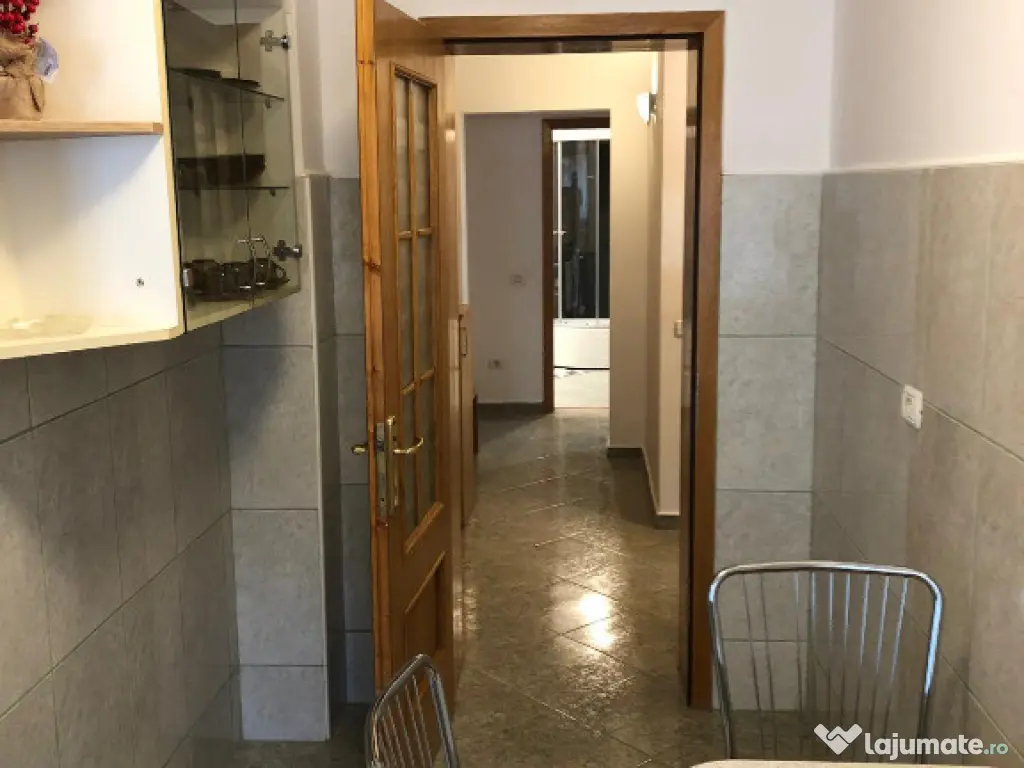 Apartament cu 3 camere, decomandat - zona Centru Civic 