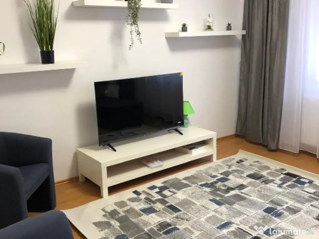 Apartament cu 3 camere, decomandat - zona Centru Civic 