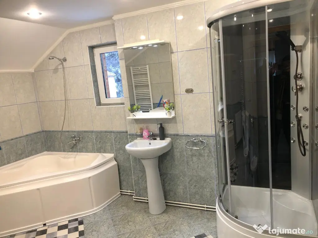 Apartament cu 3 camere, decomandat - zona Centru Civic 