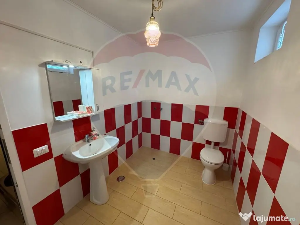 Casă / Vilă cu 6 camere de vânzare în zona Darmanesti 