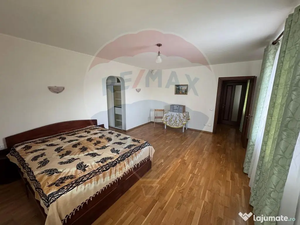 Casă / Vilă cu 6 camere de vânzare în zona Darmanesti 