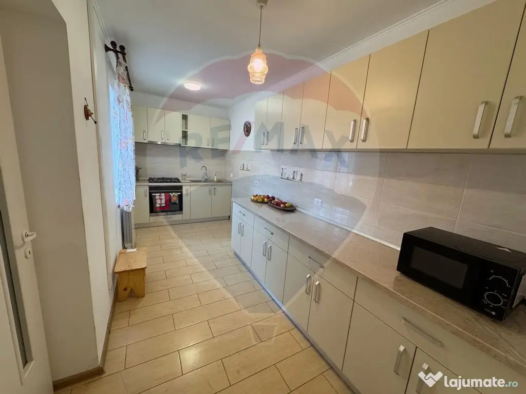 Casă / Vilă cu 6 camere de vânzare în zona Darmanesti 