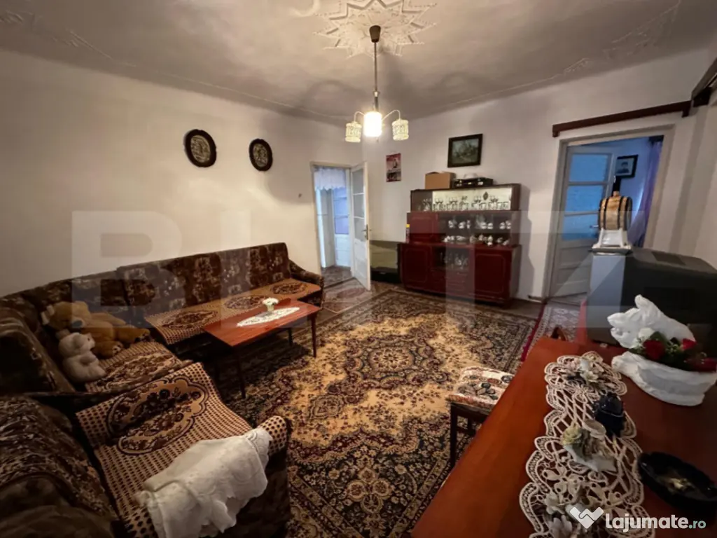 Casa cu 2 apartamente, 6 camere, teren 800 mp-ideal pensiune 