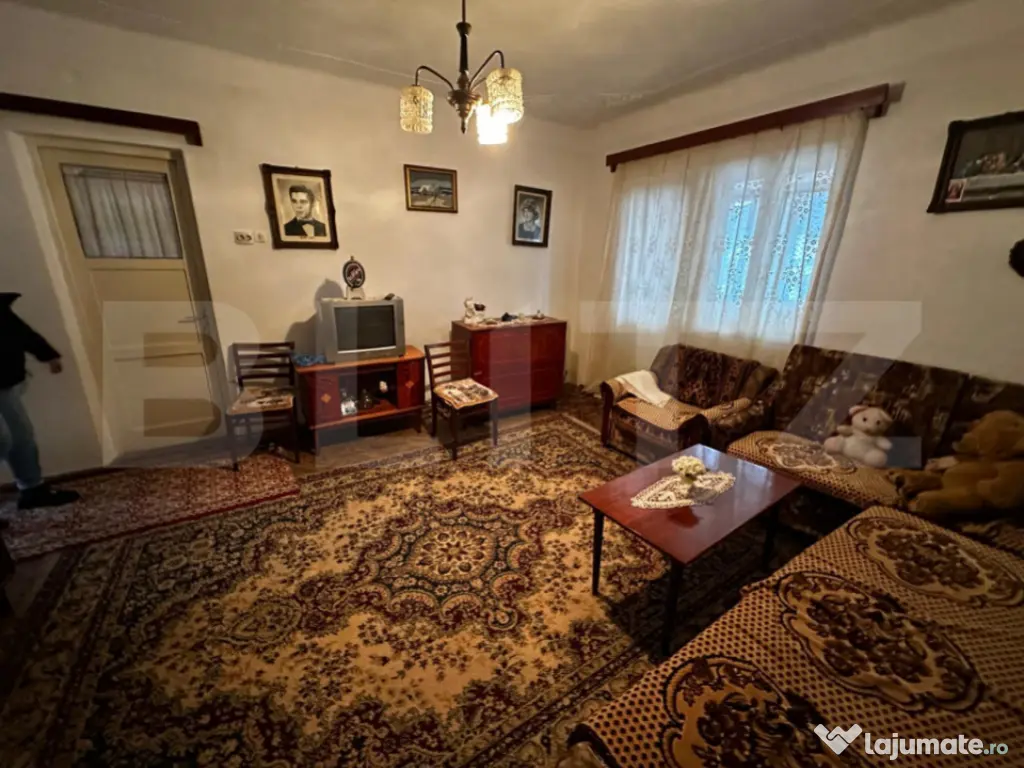 Casa cu 2 apartamente, 6 camere, teren 800 mp-ideal pensiune 