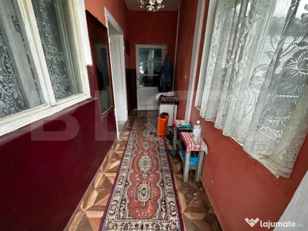 Casa cu 2 apartamente, 6 camere, teren 800 mp-ideal pensiune 