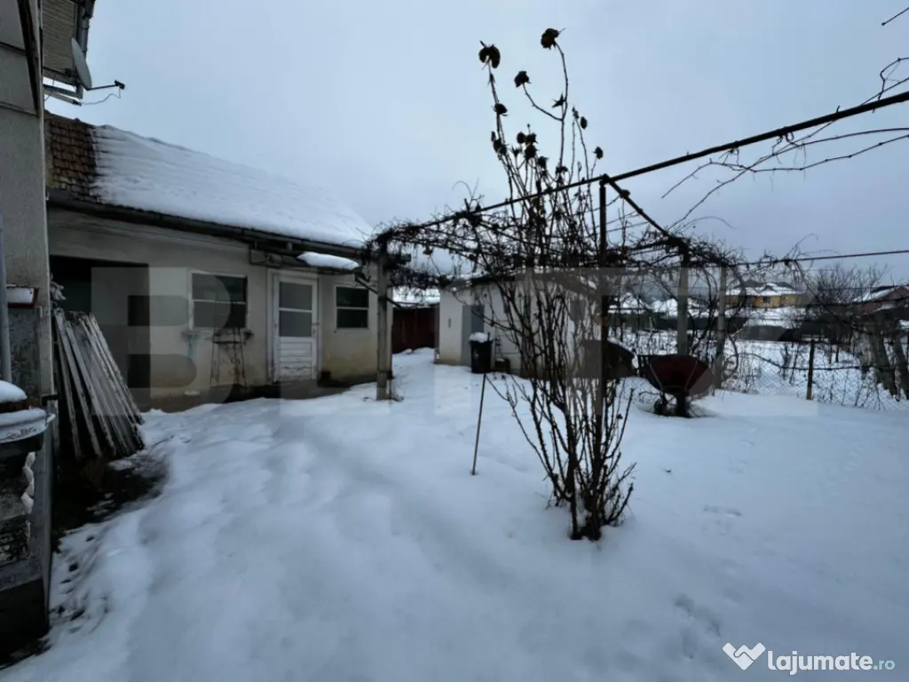 Casa cu 2 apartamente, 6 camere, teren 800 mp-ideal pensiune 