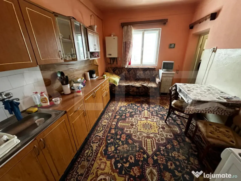 Casa cu 2 apartamente, 6 camere, teren 800 mp-ideal pensiune 