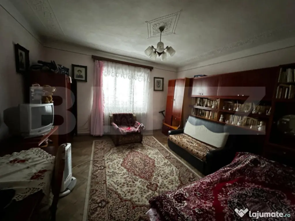 Casa cu 2 apartamente, 6 camere, teren 800 mp-ideal pensiune 