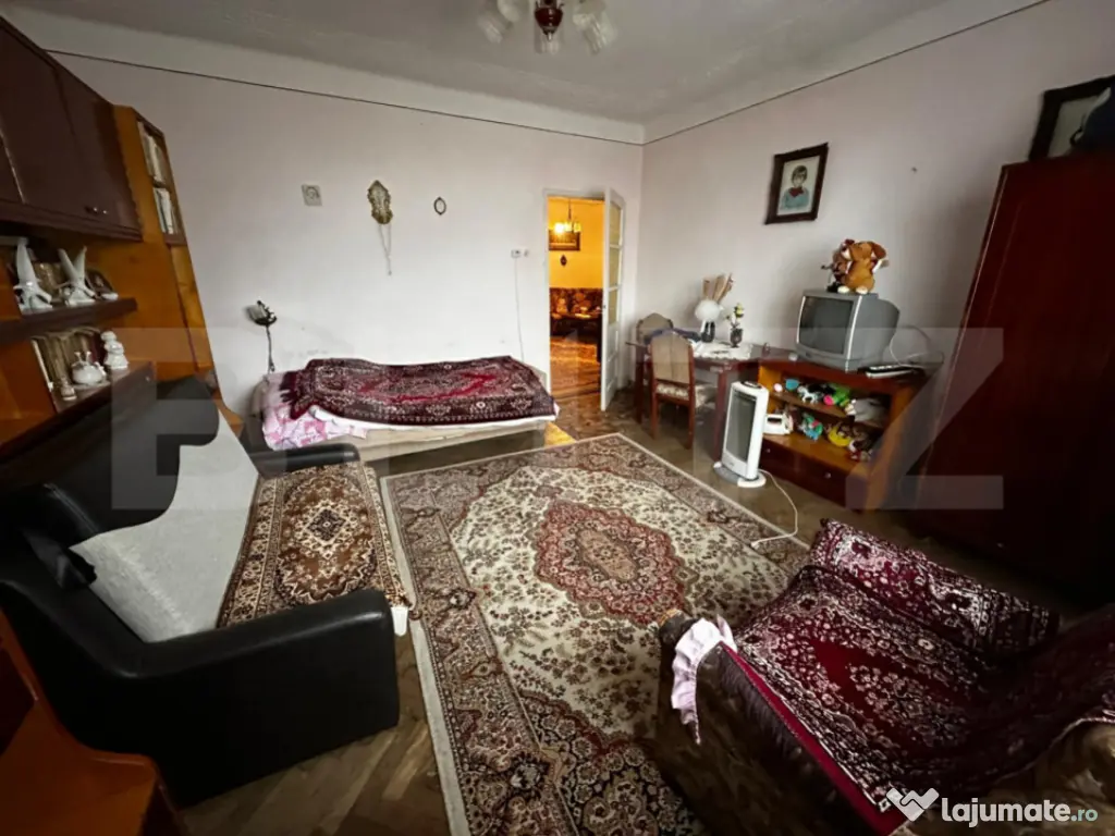 Casa cu 2 apartamente, 6 camere, teren 800 mp-ideal pensiune 