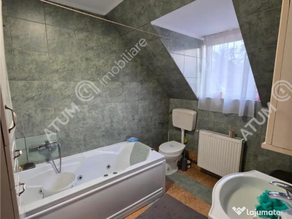 Apartament cu 3 camere decomandate la casa cu curte zona Tre 