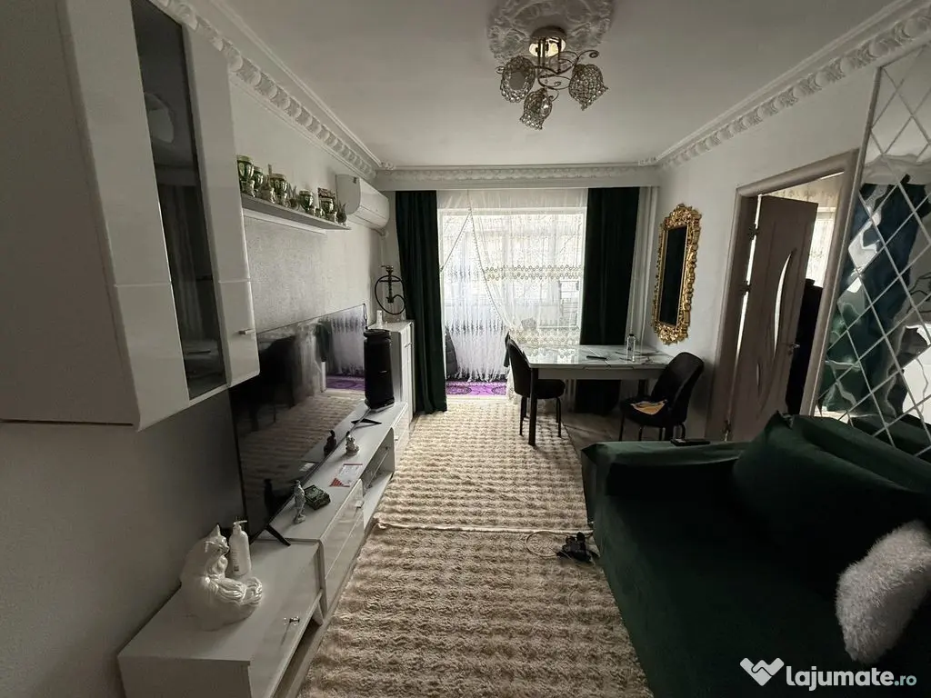 Apartament cu 3 camere de vânzare în zona Groapa 