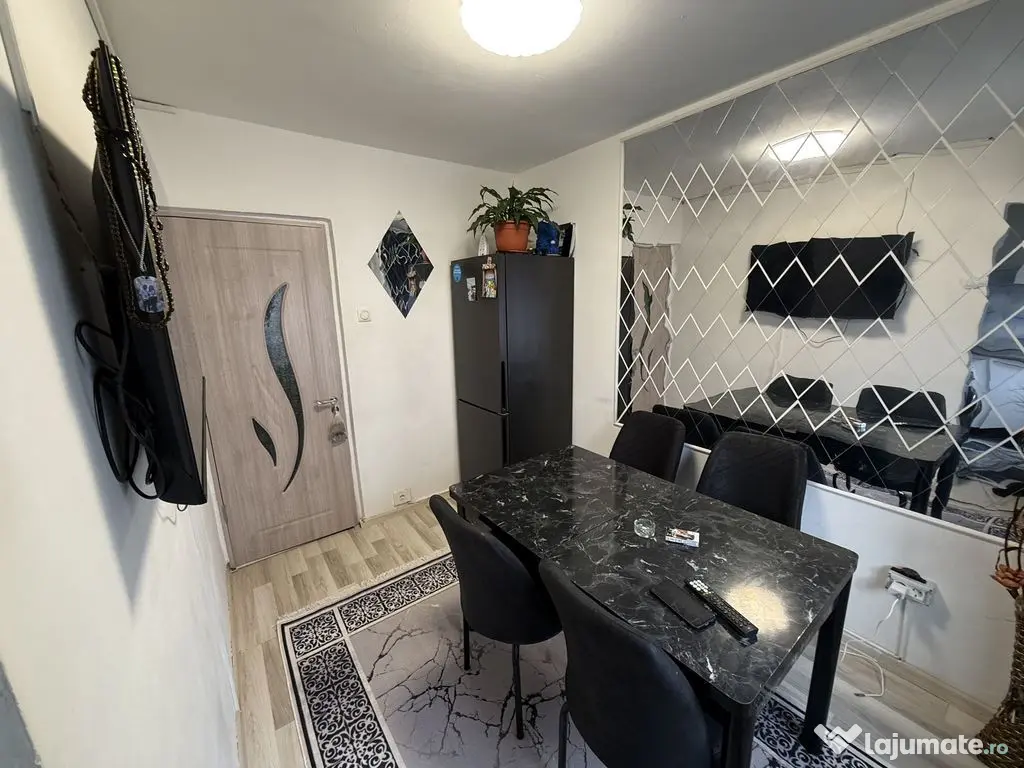 Apartament cu 3 camere de vânzare în zona Groapa 
