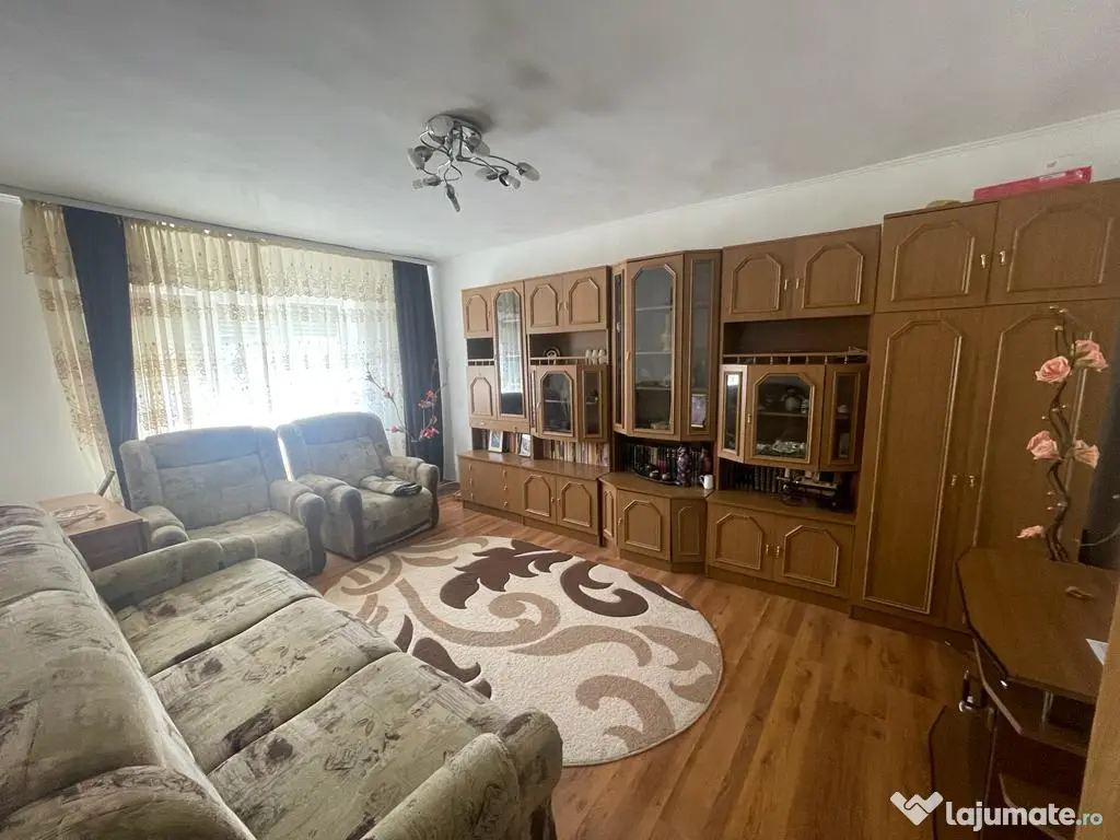 inchiriez apartament 3 camere Gaesti/Dambovita