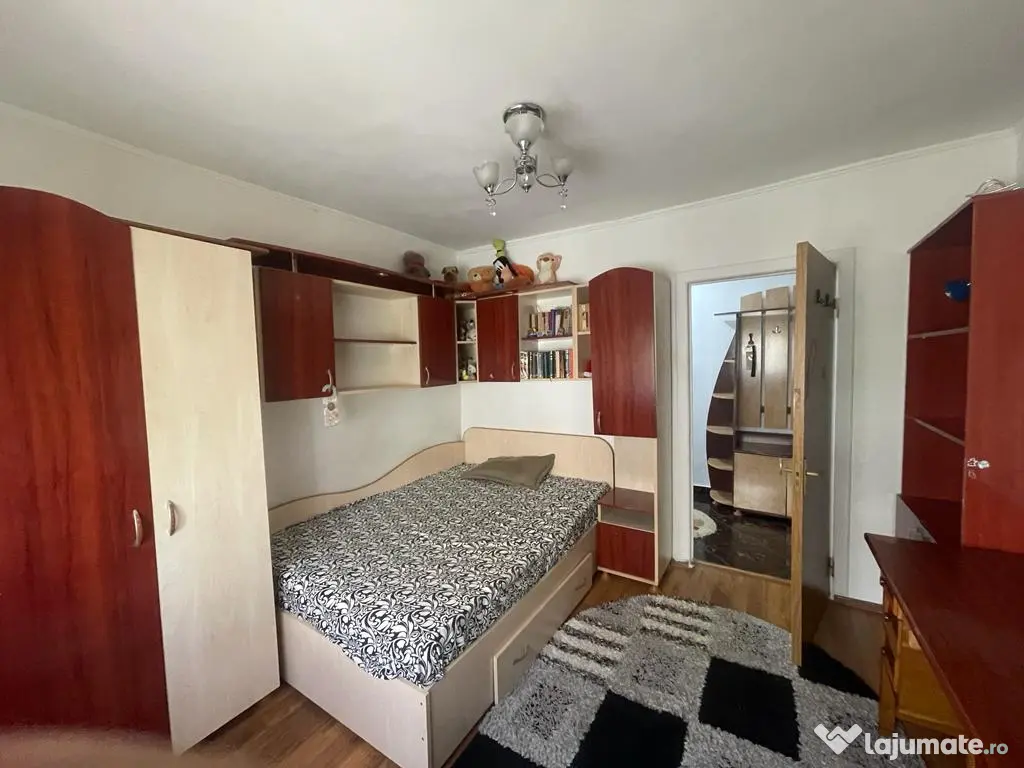 inchiriez apartament 3 camere Gaesti/Dambovita