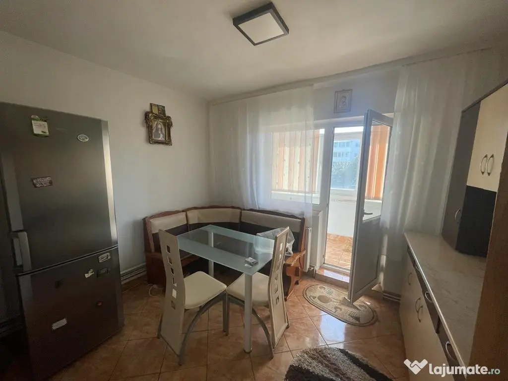 inchiriez apartament 3 camere Gaesti/Dambovita