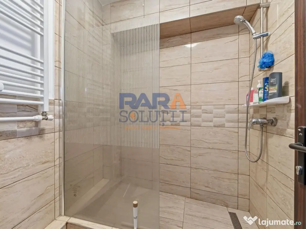 Casă micuță + un pic de curte 