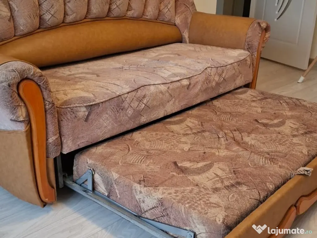Vand set canapea extensibila cu 2 fotolii din piele si material textil. 