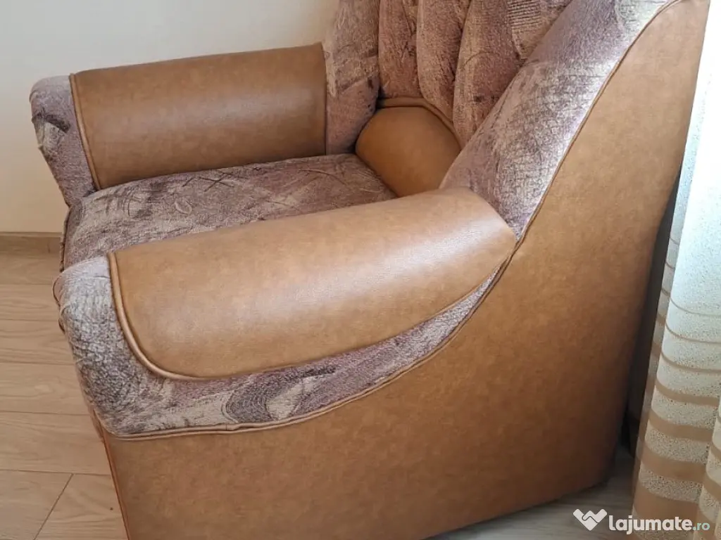 Vand set canapea extensibila cu 2 fotolii din piele si material textil. 
