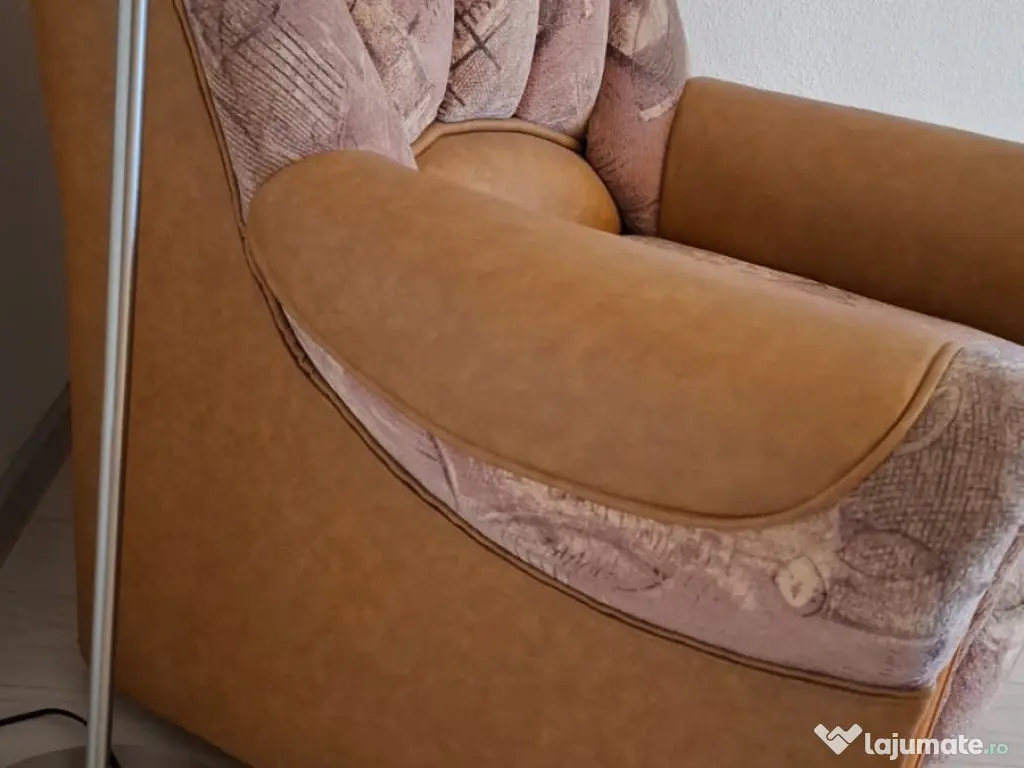 Vand set canapea extensibila cu 2 fotolii din piele si material textil. 