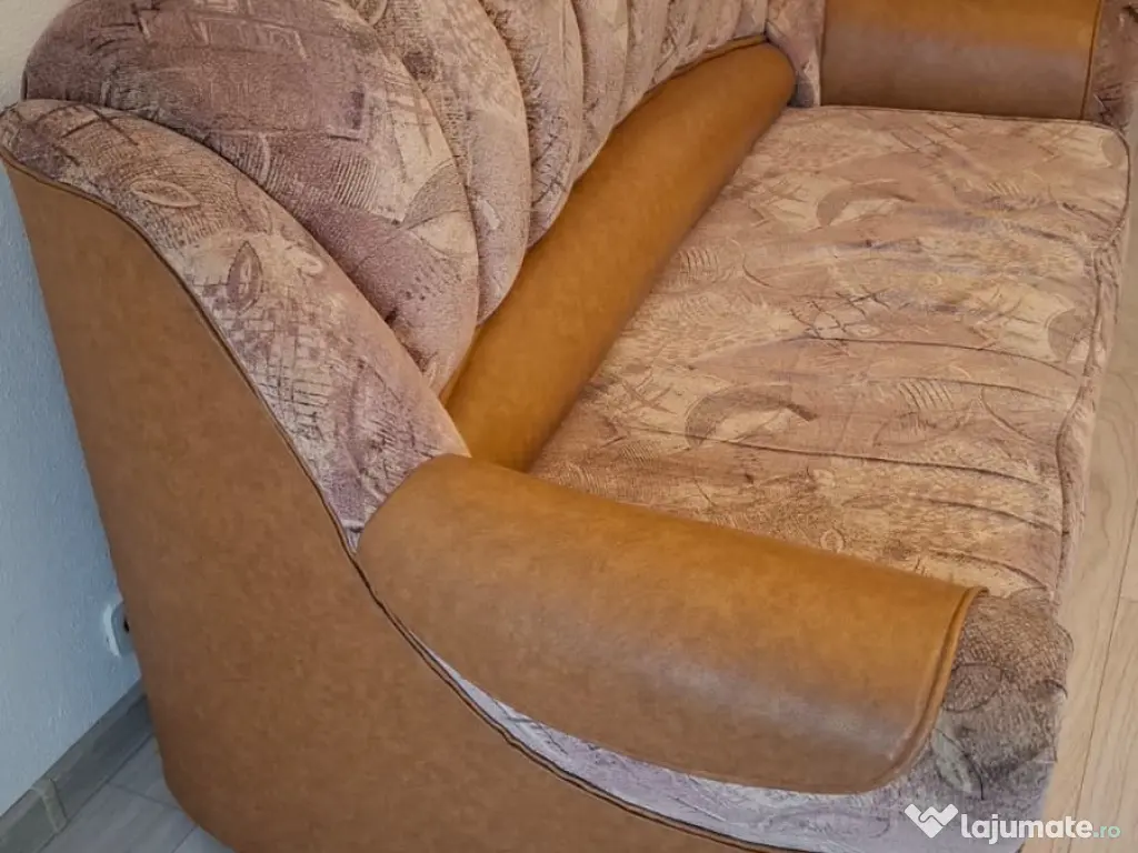 Vand set canapea extensibila cu 2 fotolii din piele si material textil. 