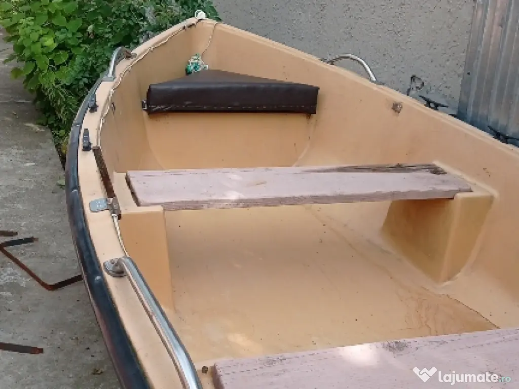 bărci cu motor și peridoc 