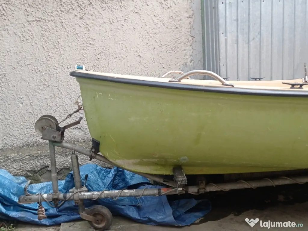 bărci cu motor și peridoc 