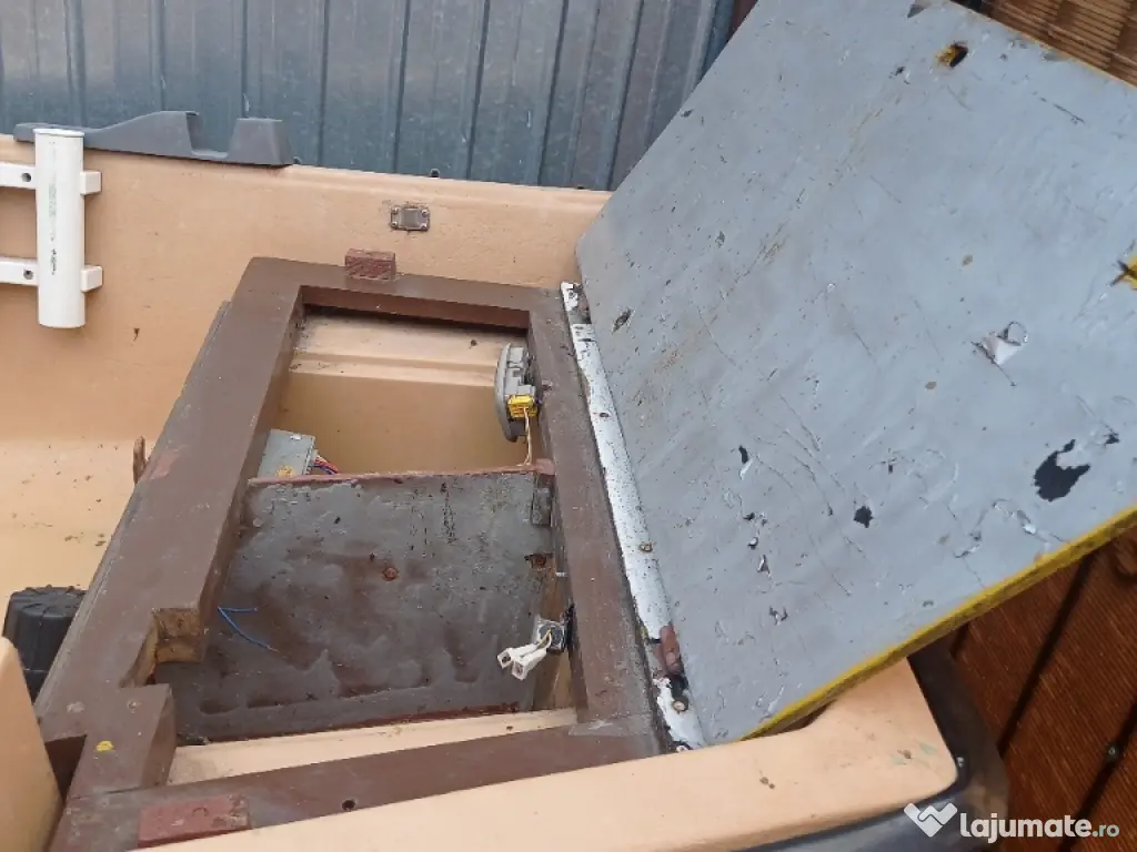 bărci cu motor și peridoc 