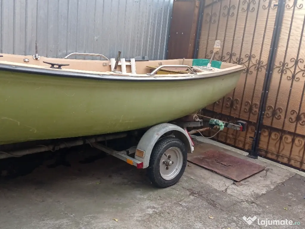 bărci cu motor și peridoc 